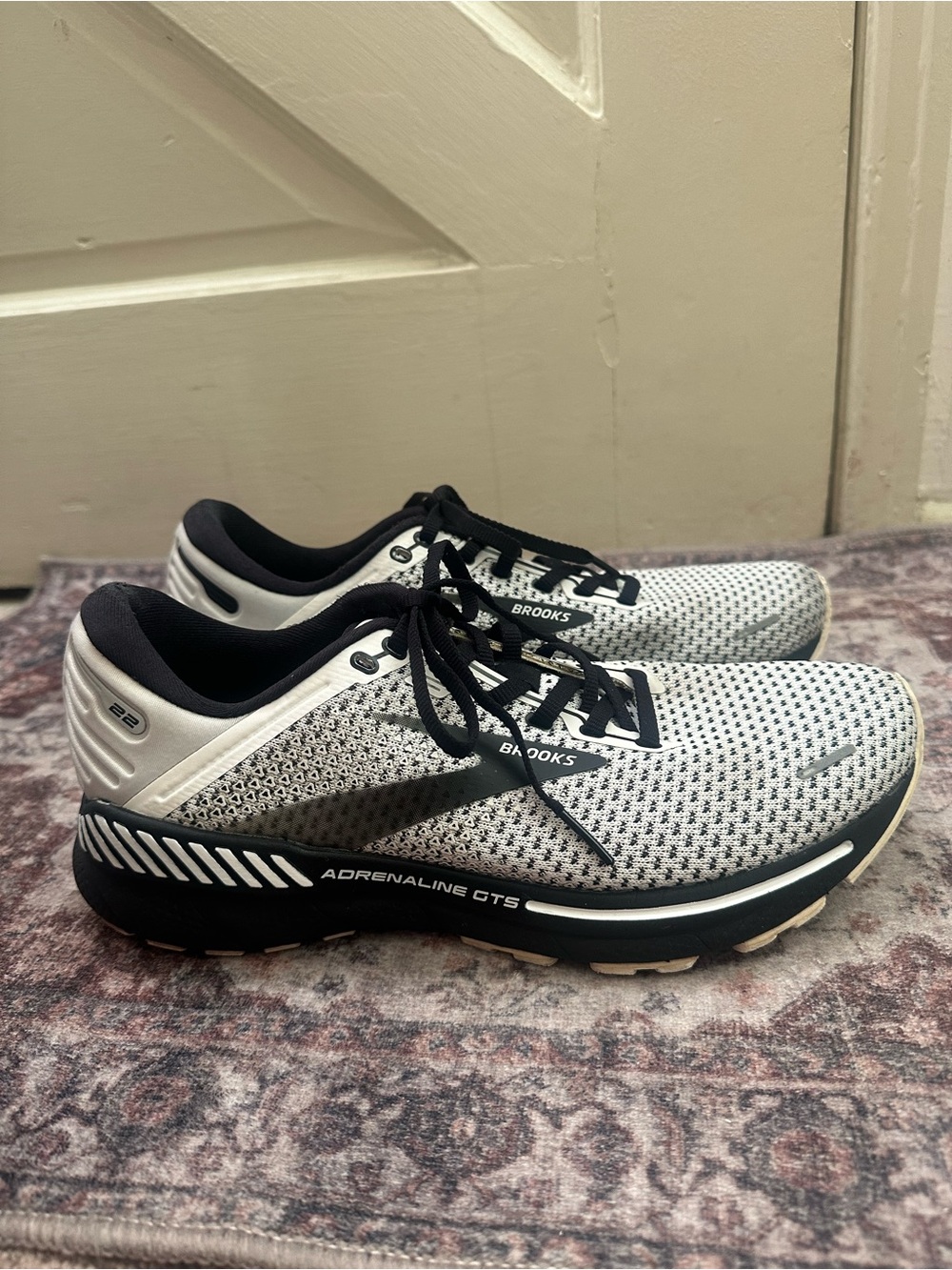 BROOKS ADRENALINE GTS 22 RUNNING SHOES 🖤